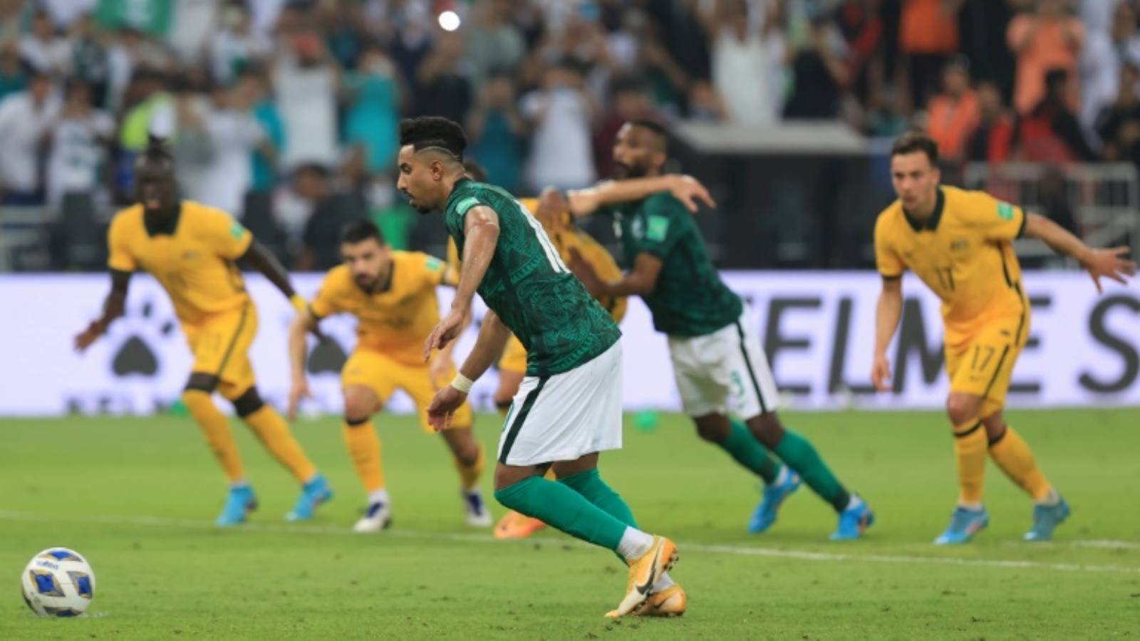 مهاجم منتخب السعودي سالم الدوسري في لقطة وهو يهم بتسجيل ركلة جزاء في مرمى أستراليا ضمن تصفات مونديال 2022. 29 مارس 2022