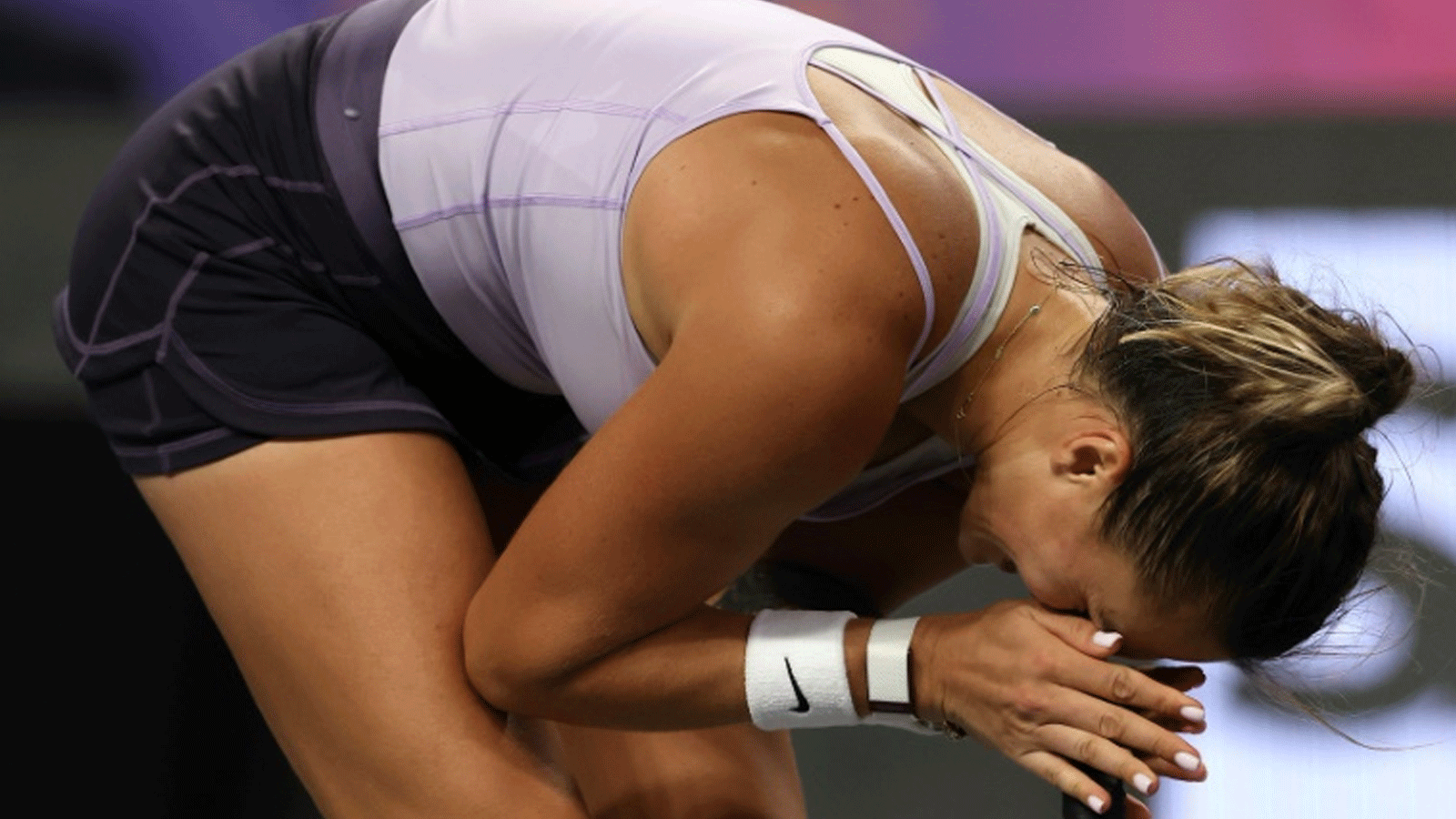 البيلاروسية أرينا سابالينكا تحتفل بفوزها على التونسية أنس جابر في دور المجموعات