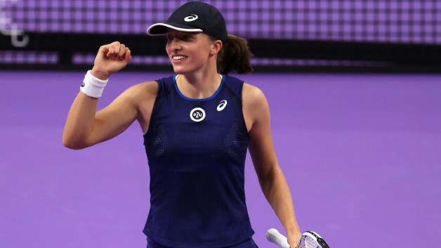 البولندية إيغا شفيونتيك تحتفل بتأهلها إلى نصف نهائي بطولة 