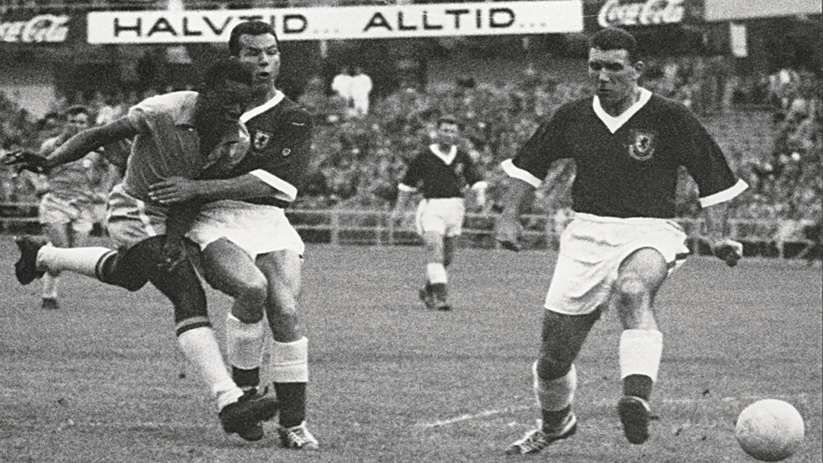 البرازيلي بيليه بعمر السابعة عشرة في مونديال 1958 خلال مواجهة ويلز في ربع النهائي حيث سجل هدف الفوز