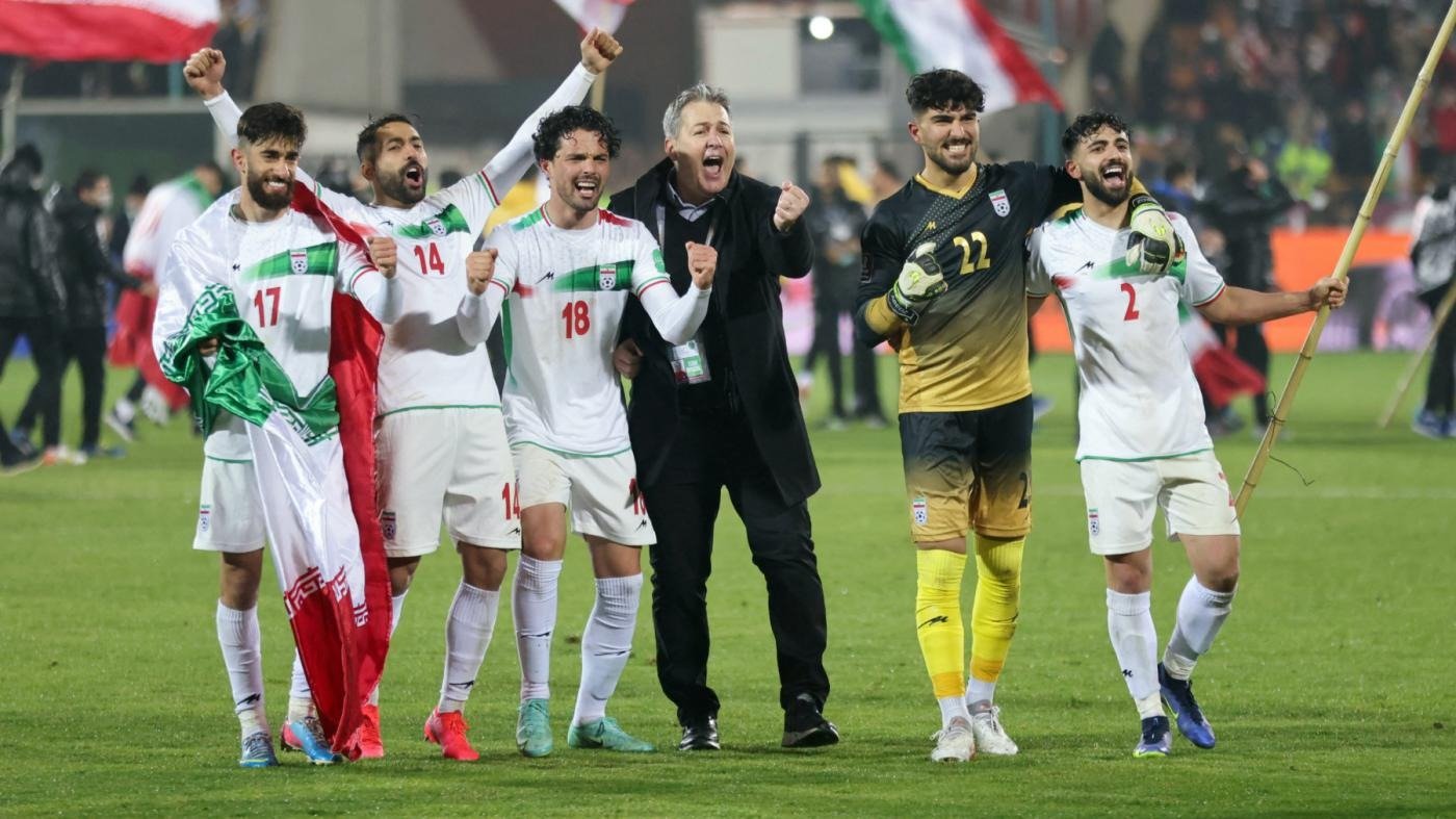 لاعبو إيران يحتفلون مع جماهيرهم بعد التأهل لكأس العالم قطر 2022 بعد فوزهم على العراق في مباراة كرة القدم في التصفيات الآسيوية في مجمع آزادي الرياضي طهران، في 27 يناير 2022