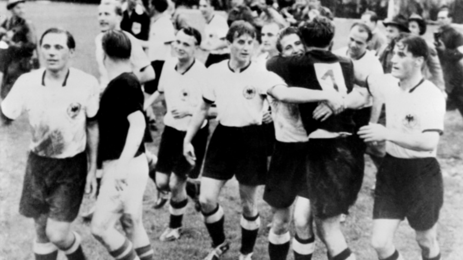 المجري بوشكاش (ثاني من اليسار) يهنئ لاعبي منتخب ألمانيا بعد الفوز في نهائي مونديال 1954 في بيرن