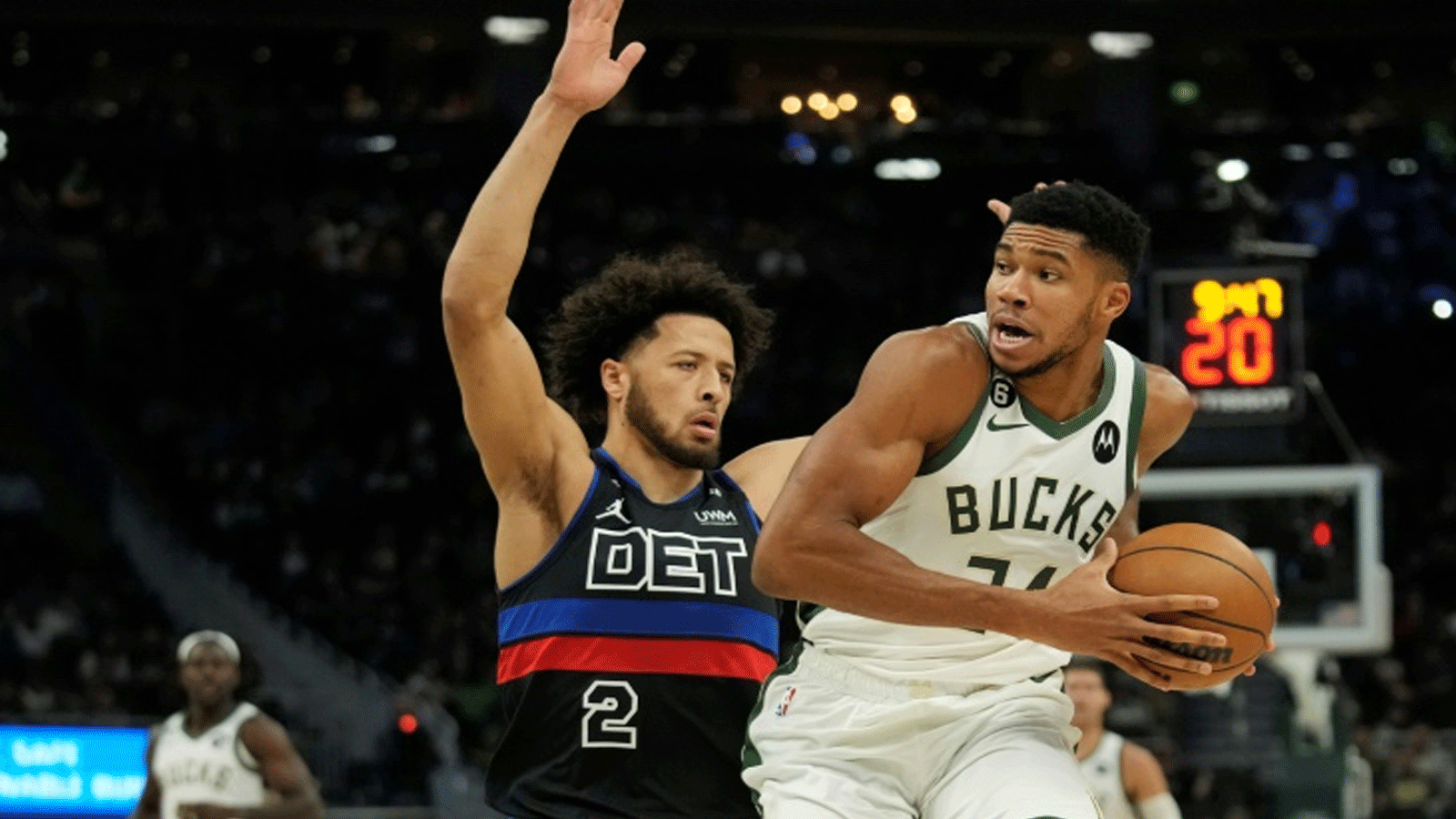 نجم ميلووكي باكس اليوناني يانيس أنتيتوكونمبو في صراع مع كايد كونينغهام لاعب ديترويت بيستونز في دوري كرة السلة الأميركي للمحترفين في 2 تشرين الثاني/نوفمبر 2022