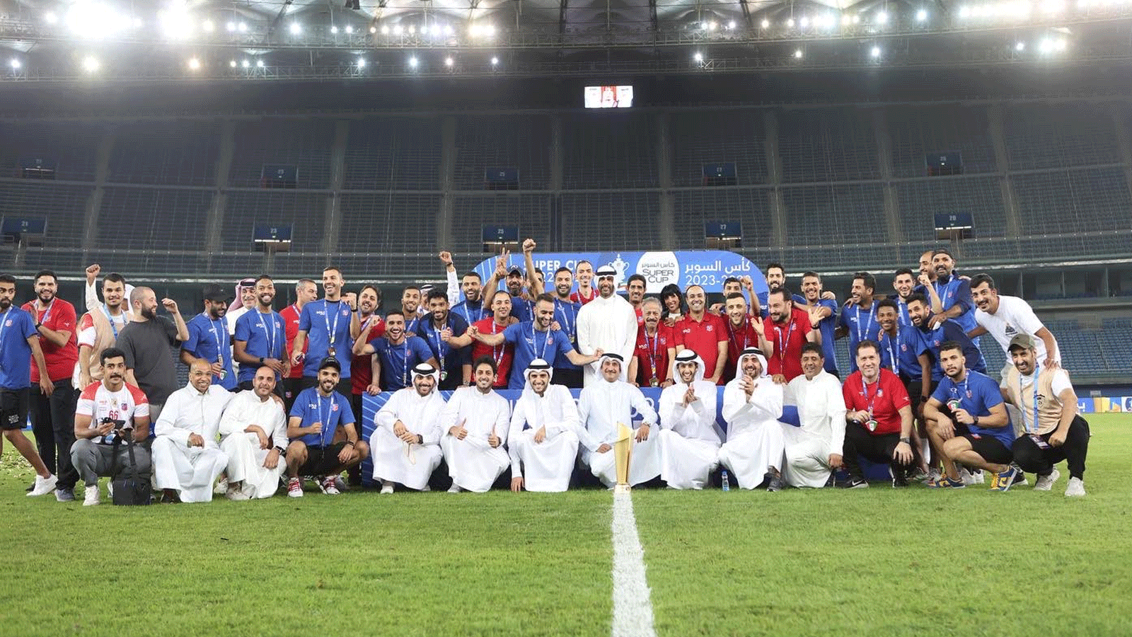لقطة احتفالية للاعبي وإداريي الفريق مع الكأس (تويتر)