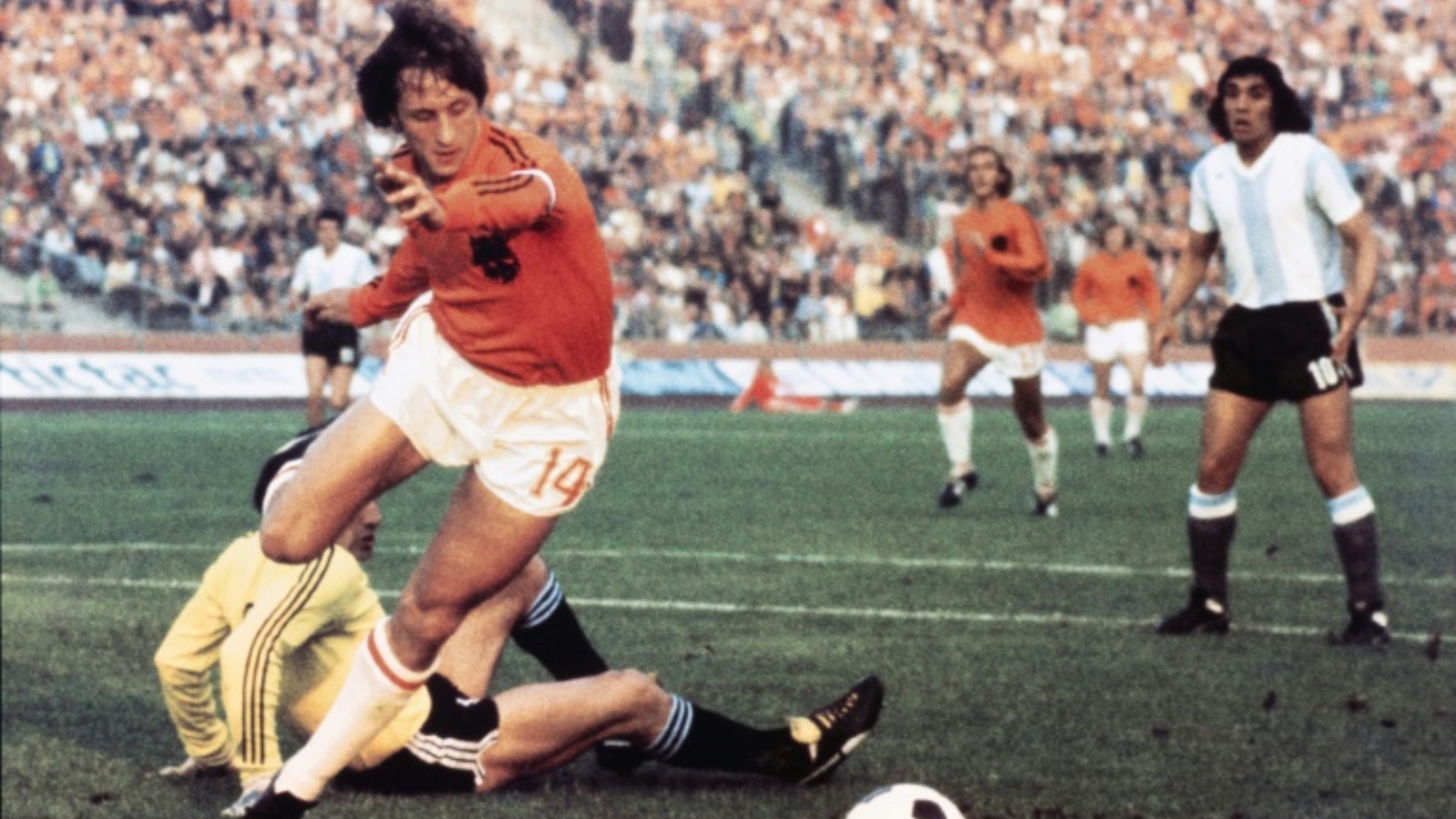 الهولندي يوهان كرويف يراوغ حارس الأرجنتين دانيال كارنيفالي ويسجل في الدور الثاني من مونديال 1974 في غلزنكيرشن
