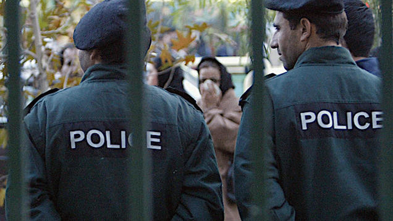 عناصر الشرطة تراقب المتظاهرين في طهران