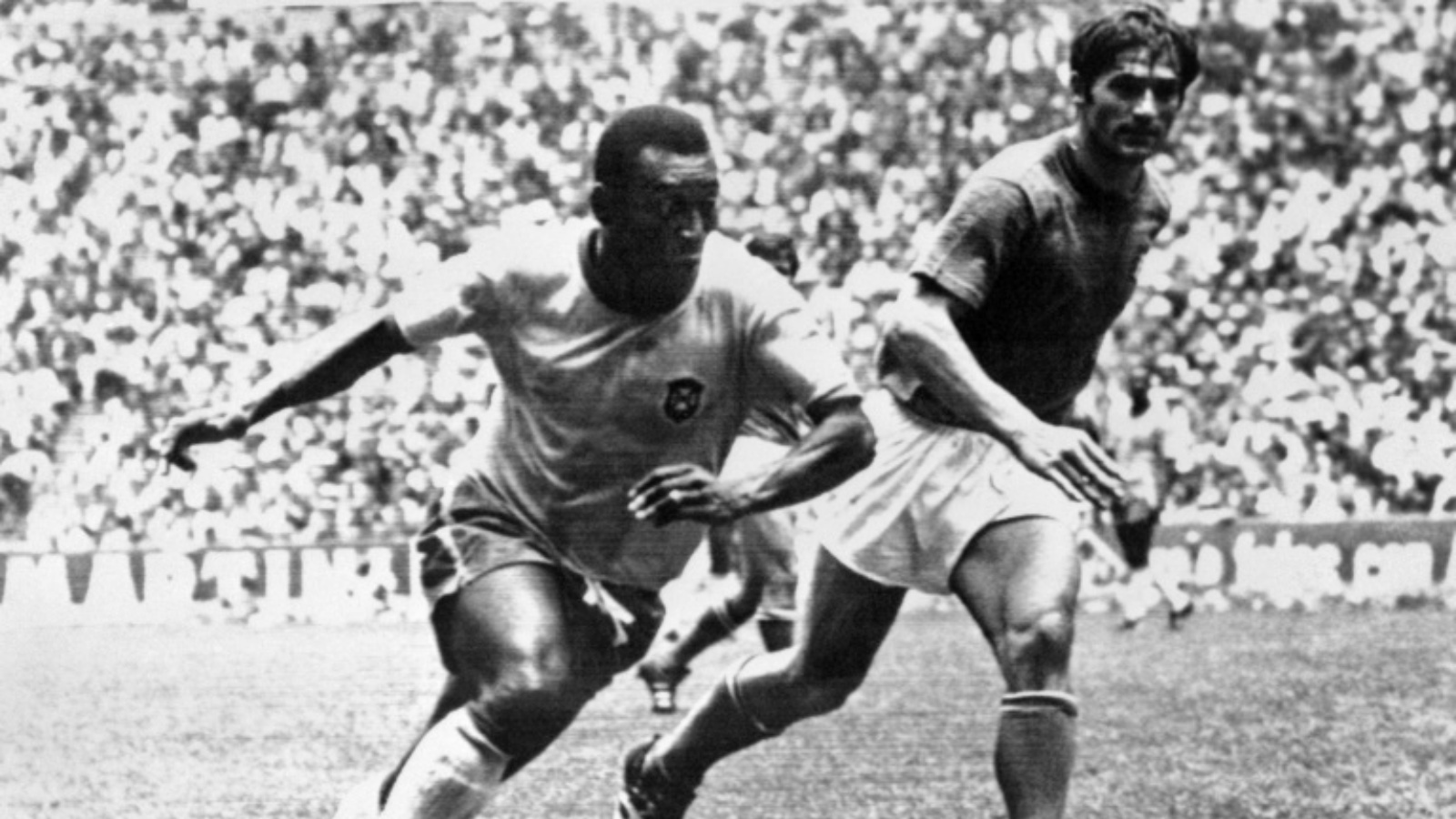 البرازيلي بيليه (يسار) يتخطى المدافع الإيطالي تارتشيزيو بورنييك في نهائي مونديال 1970
