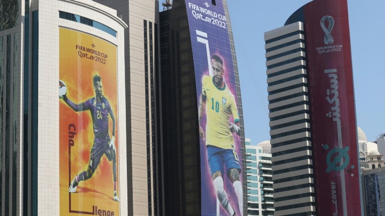 لافتات تُظهر نجوم كرة القدم على مبان شاهقة في الدوحة في 11 تشرين الأول/أكتوبر 2022