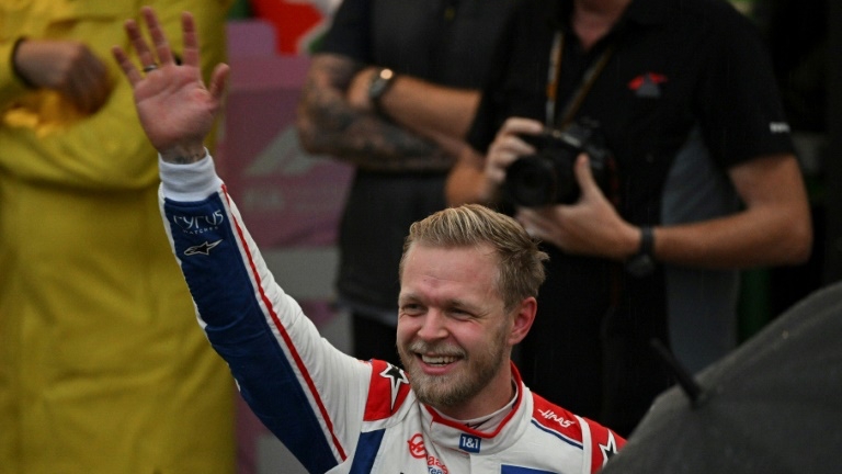 سائق هاس الدنماركي كيفن ماغنوسن يحيي الجماهير عقب تحقيقه أسرع توقيت في التجارب الحرة لسباق جائزة البرازيل الكبرى ضمن بطولة العالم في الفورمولا واحد في ساو باولو في 11 تشرين الثاني/نوفمبر 2022.