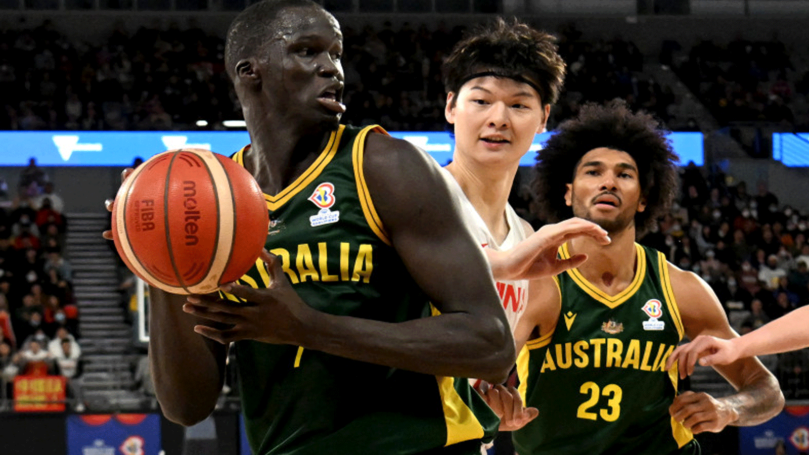  الأسترالي ثون ميكر (على اليسار) يستعد للتسديد خلال مباراة التصفيات المؤهلة لكأس العالم لكرة السلة فيبا 2023 بين أستراليا والصين في ملبورن يوم 3 تموز\يوليو2022