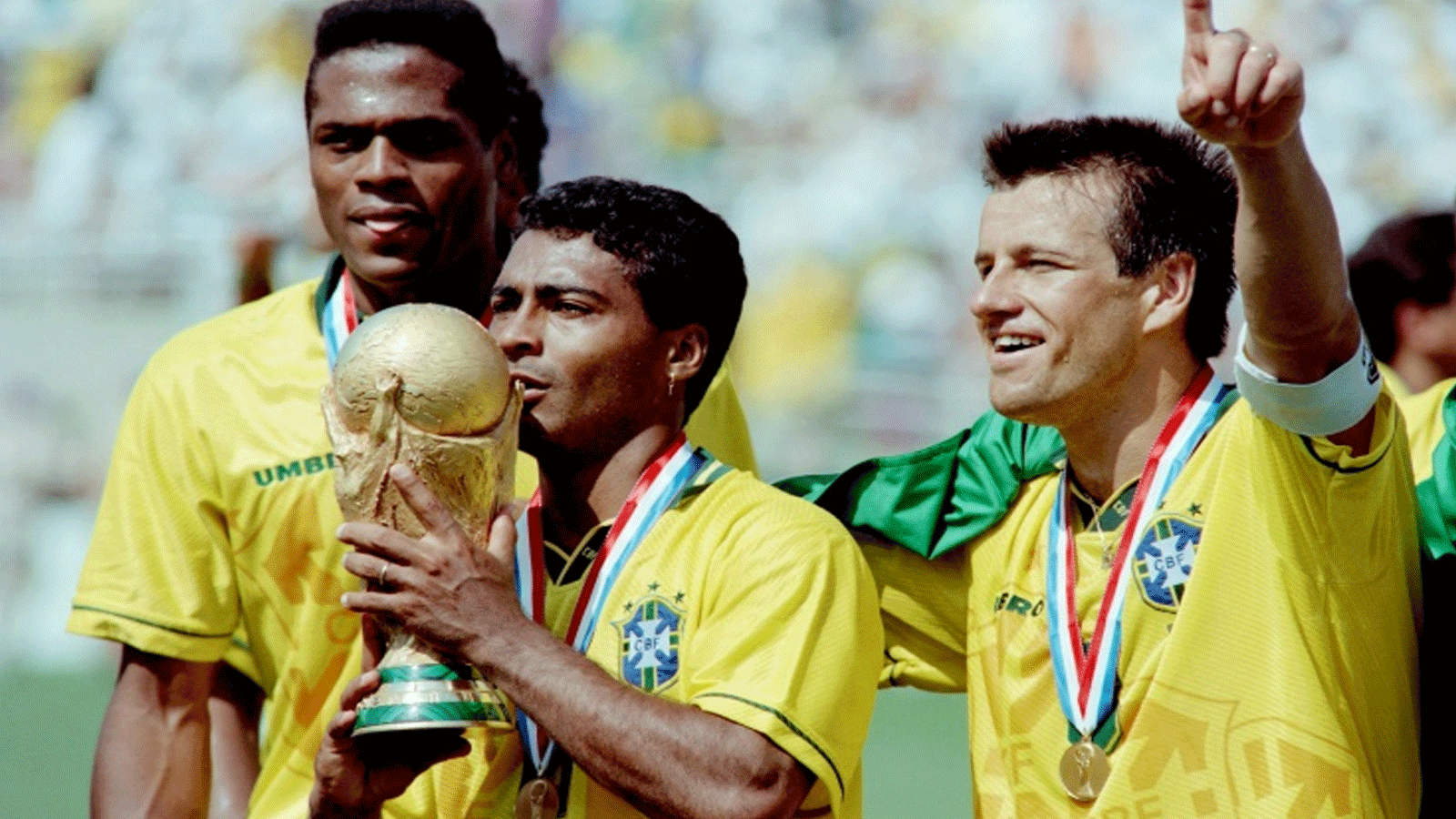 المهاجم البرازيلي روماريو يقبل كأس العالم 1994 بعد الفوز على ايطاليا في النهائي