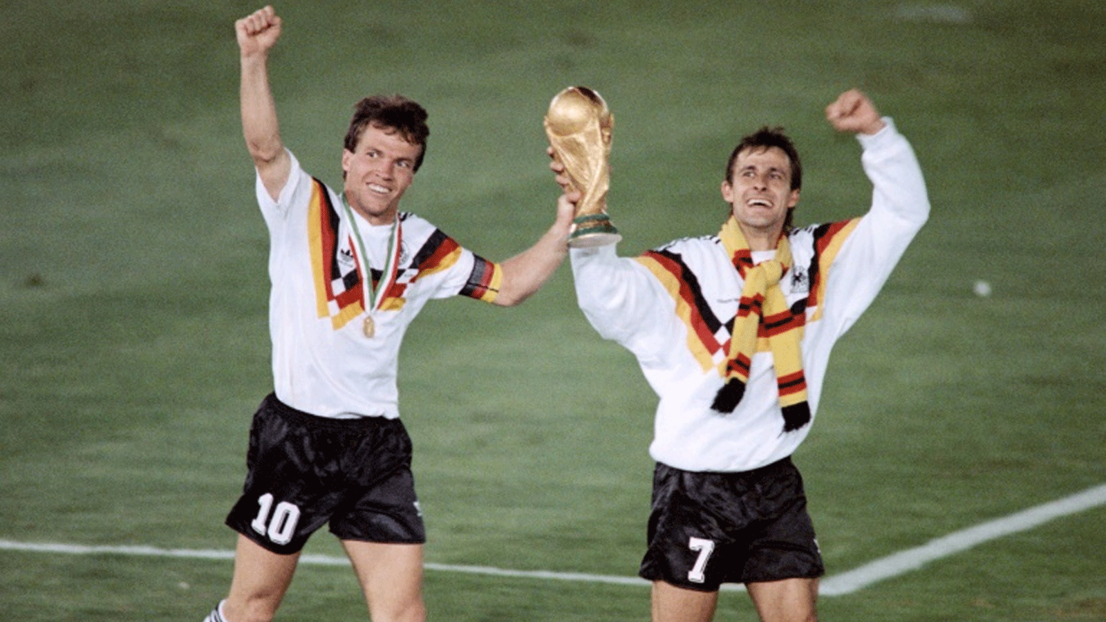 الالمانيان لوتار ماتيوس (يسار) وبيار ليتبارسكي يحملان كأس العالم 1990 في روما