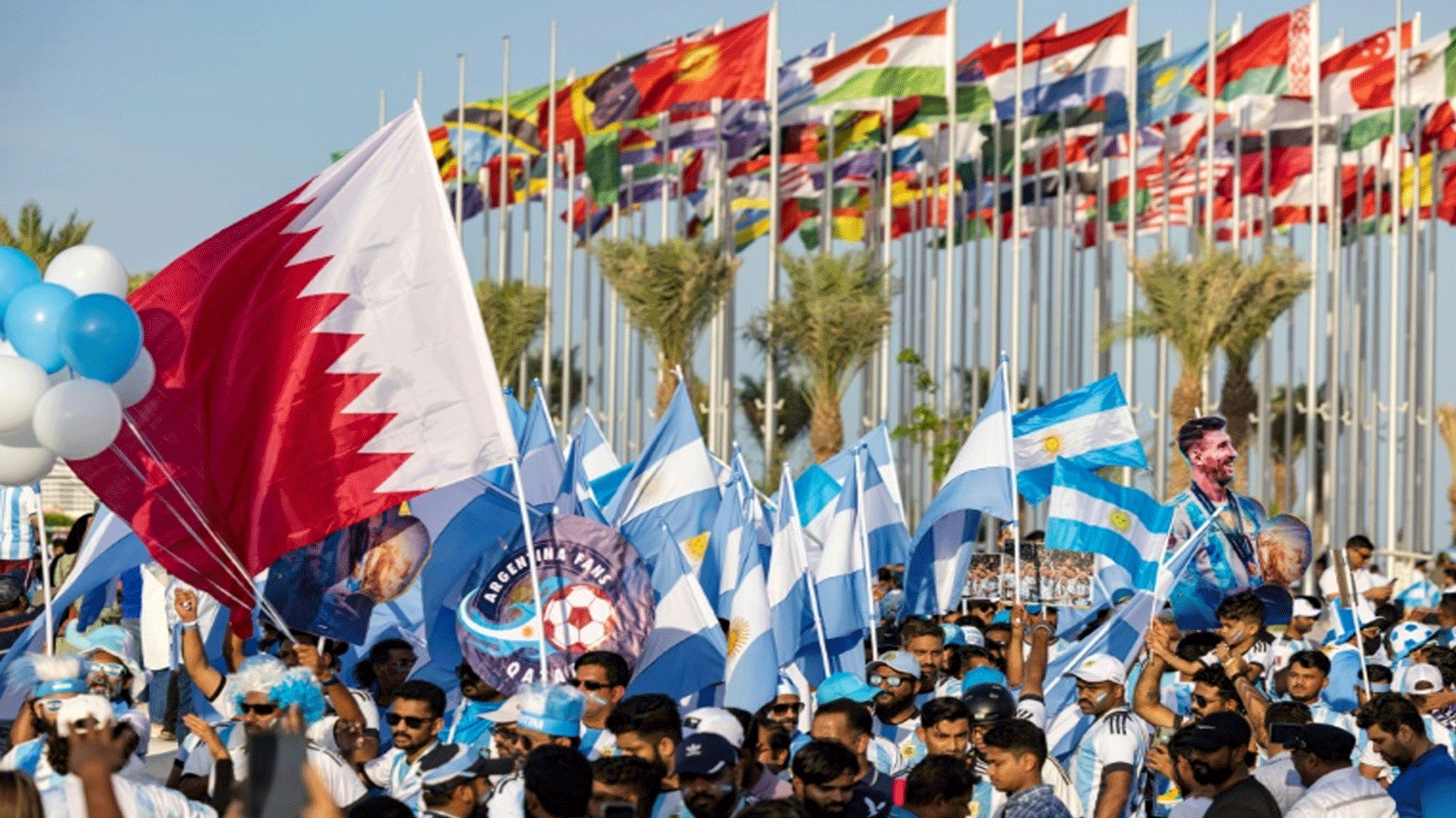 عمال أجانب في الدوحة ينظمون مسيرة لتشجيع المونديال في 11 تشرين الثاني/نوفمبر 2022
