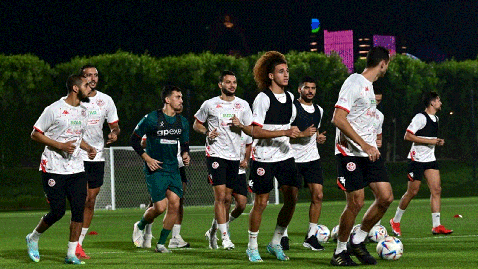 لاعبو منتخب تونس لكرة القدم في حصة تدريبية على ملعب العقلة في الدوحة في 17 تشرين الثاني/نوفمبر 2022 استعداداً لمونديال قطر 