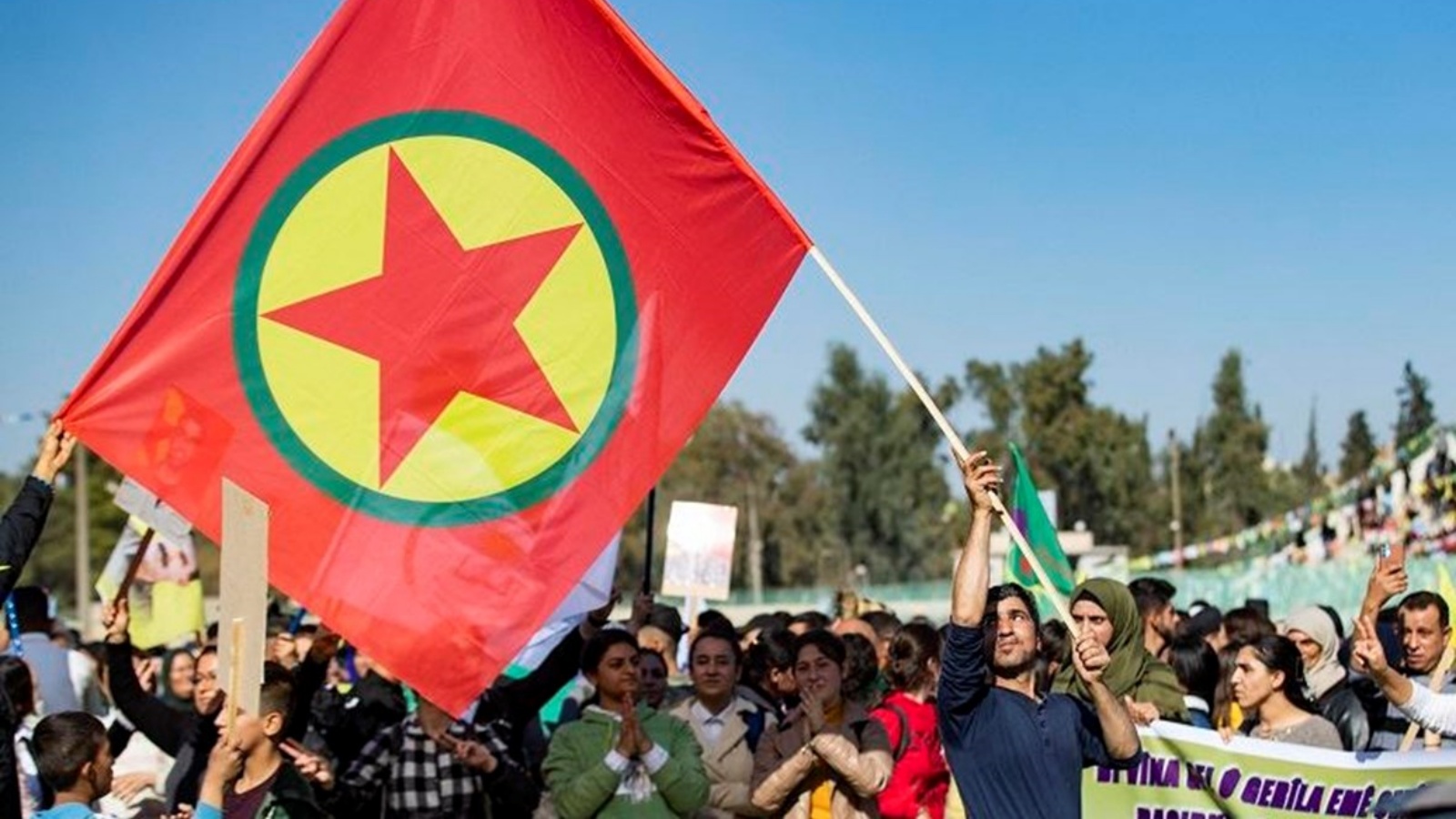 أكراد سوريون يتظاهرون ضد تركيا وتضامنًا مع حزب العمال الكردستاني في مدينة القامشلي الخاضعة للسيطرة الكردية