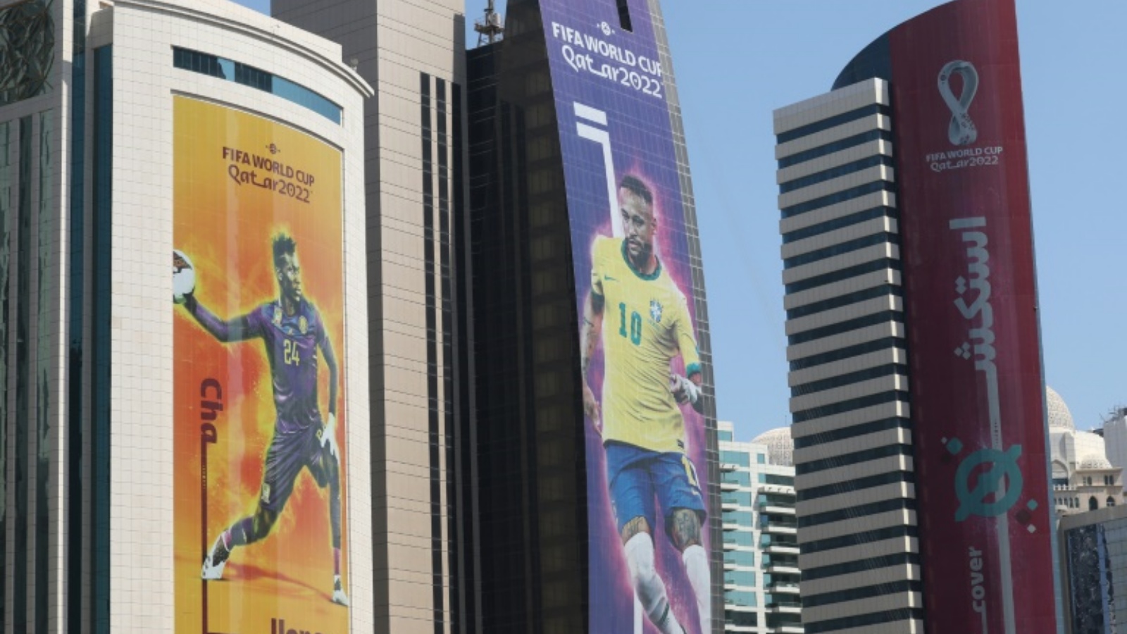 لافتات تُظهر نجوم كرة القدم على مبان شاهقة في الدوحة في 11 أكتوبر 2022