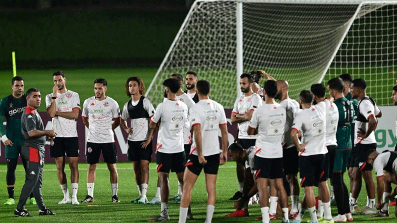 مدرب تونس جلال القادري يعطي توجيهاته للاعبيه في الدوحة قبل يومين من انطلاق مونديال 2022