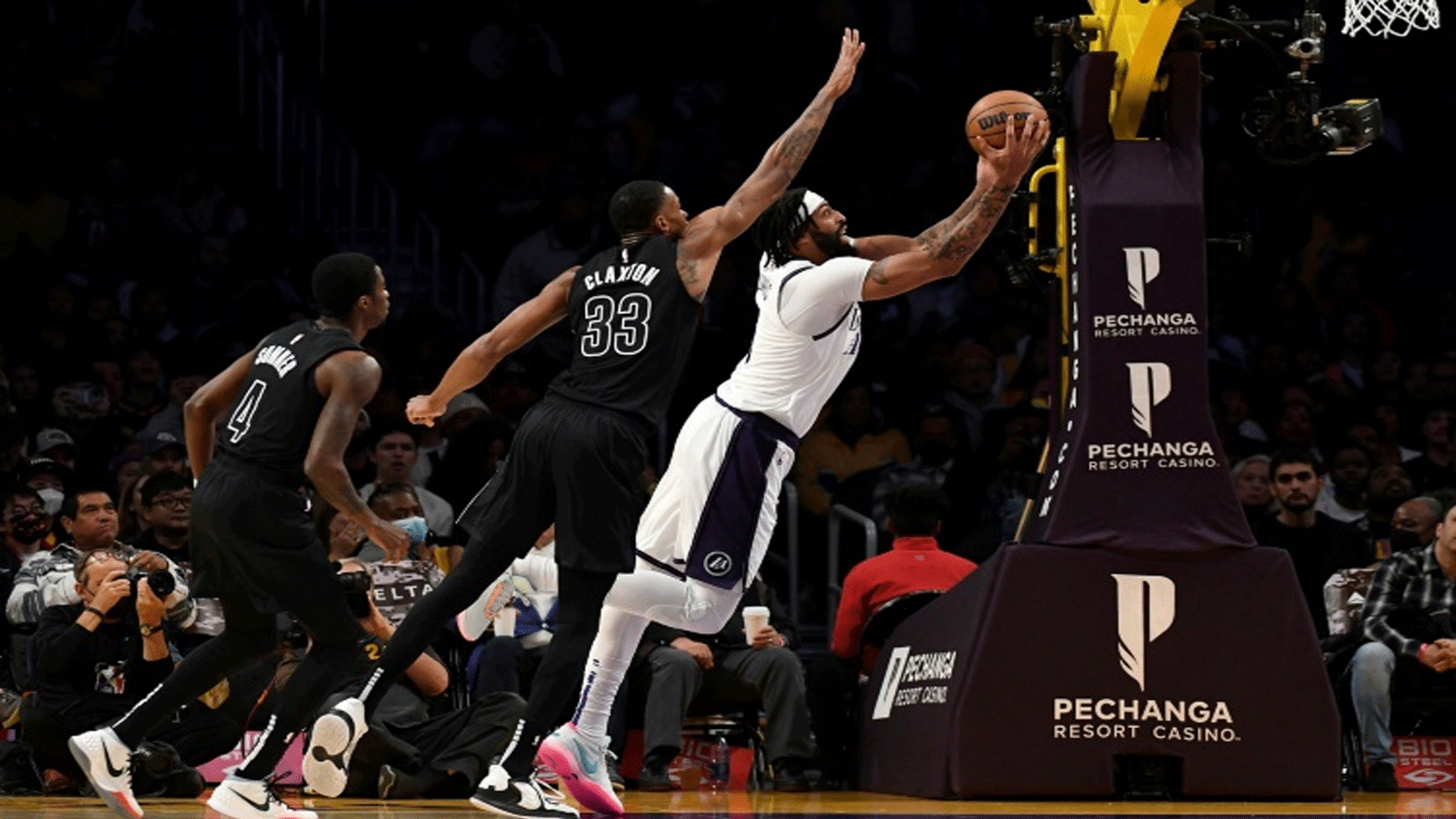 لاعب ارتكاز لوس انجليس ليكرز انتوني ديفيس يسجّل في سلّة بروكلين نتس ضمن دوري كرة السلة الأميركي للمحترفين 