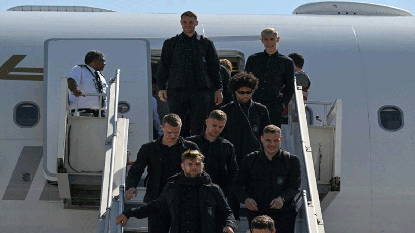 لاعبو المنتخب الألماني لحظة وصولهم إلى الدوحة للمشاركة في نهائيات كأس العالم في 17 تشرين الثاني/نوفمبر 2022