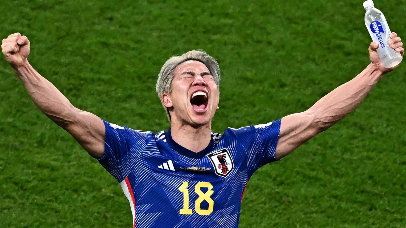 المهاجم الياباني تاكوما أسانو يحتفل بفوز فريقه في مباراة قطر للمجموعة الخامسة من كأس العالم 2022 بين ألمانيا واليابان الخميس