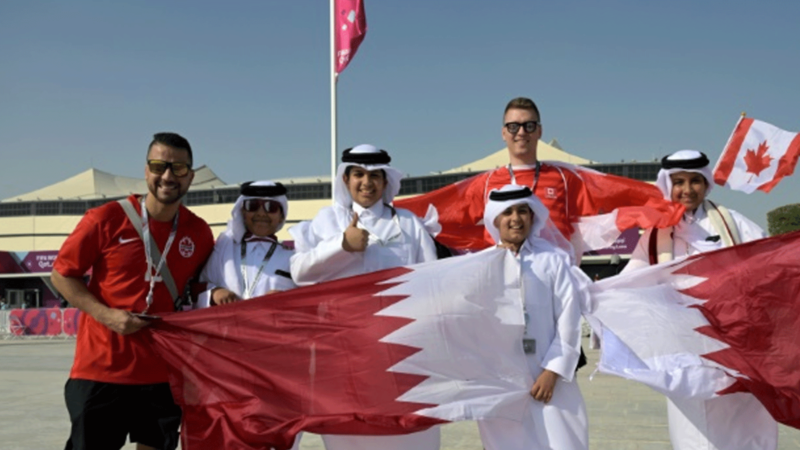 جماهير قطرية وكندية في استاد البيت في الخور قبل افتتاح مونديال 2022