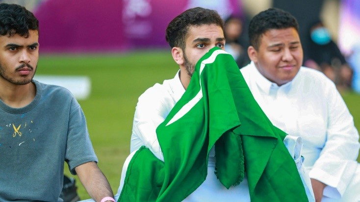 مشجعو كرة القدم السعودية في استاد جامعة الملك سعود بالرياض وهم يشاهدون مباراة فريقم ضد الأرجنتين في موندال 2022 في قطر في 22 تشرين الثاني/نوفمبر 2022
