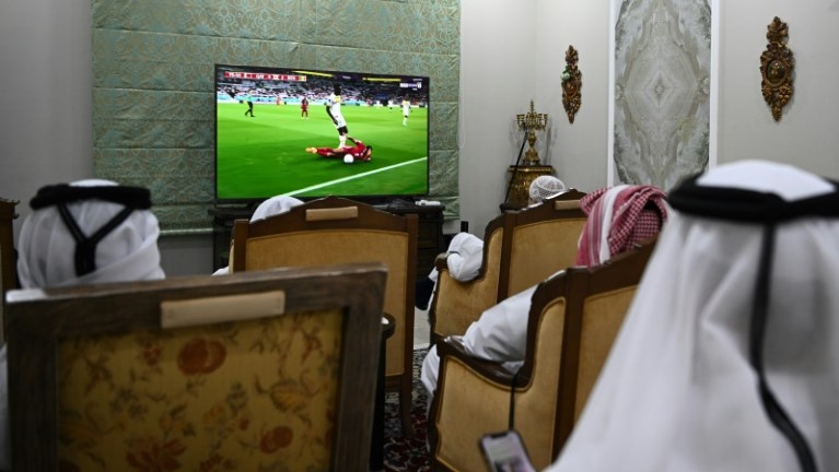مواطنون يتابعون البث التلفزيوني لمباراة قطر-السنغال في مونديال 2022، في مزرعة يملكها رجل الأعمال القطري يوسف الطاهر في منطقة الجميلية شمال غرب الدوحة، في 25 تشرين الثاني/نوفمبر 2022