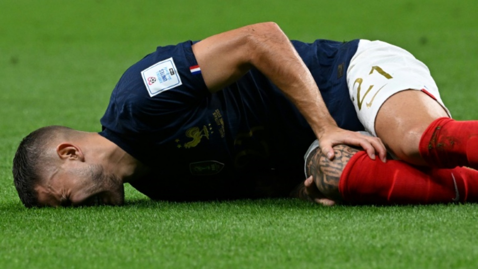 المدافع الفرنسي لوكا هرنانديز بعد إصابته في مواجهة أستراليا خلال مونديال 2022