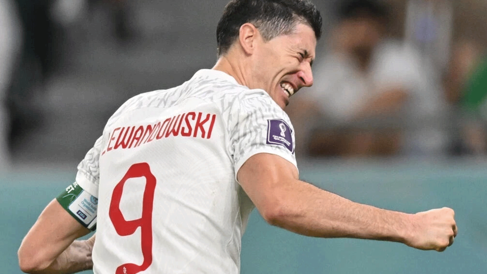 المهاجم البولندي روبرت ليفاندوفسكي محتفلاً بتسجيل أول أهدافه المونديالية في مرمى السعودية ضمن منافسات مونديال قطر لكرة القدم. 26 تشرين الثاني/نوفمبر 2022