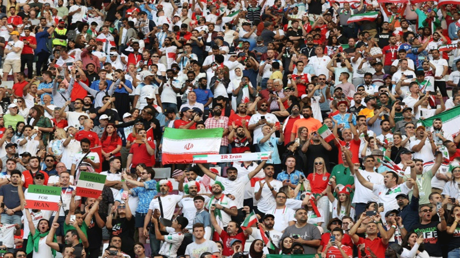 جانب من مشجعي المنتخب الإيراني خلال مباراة 