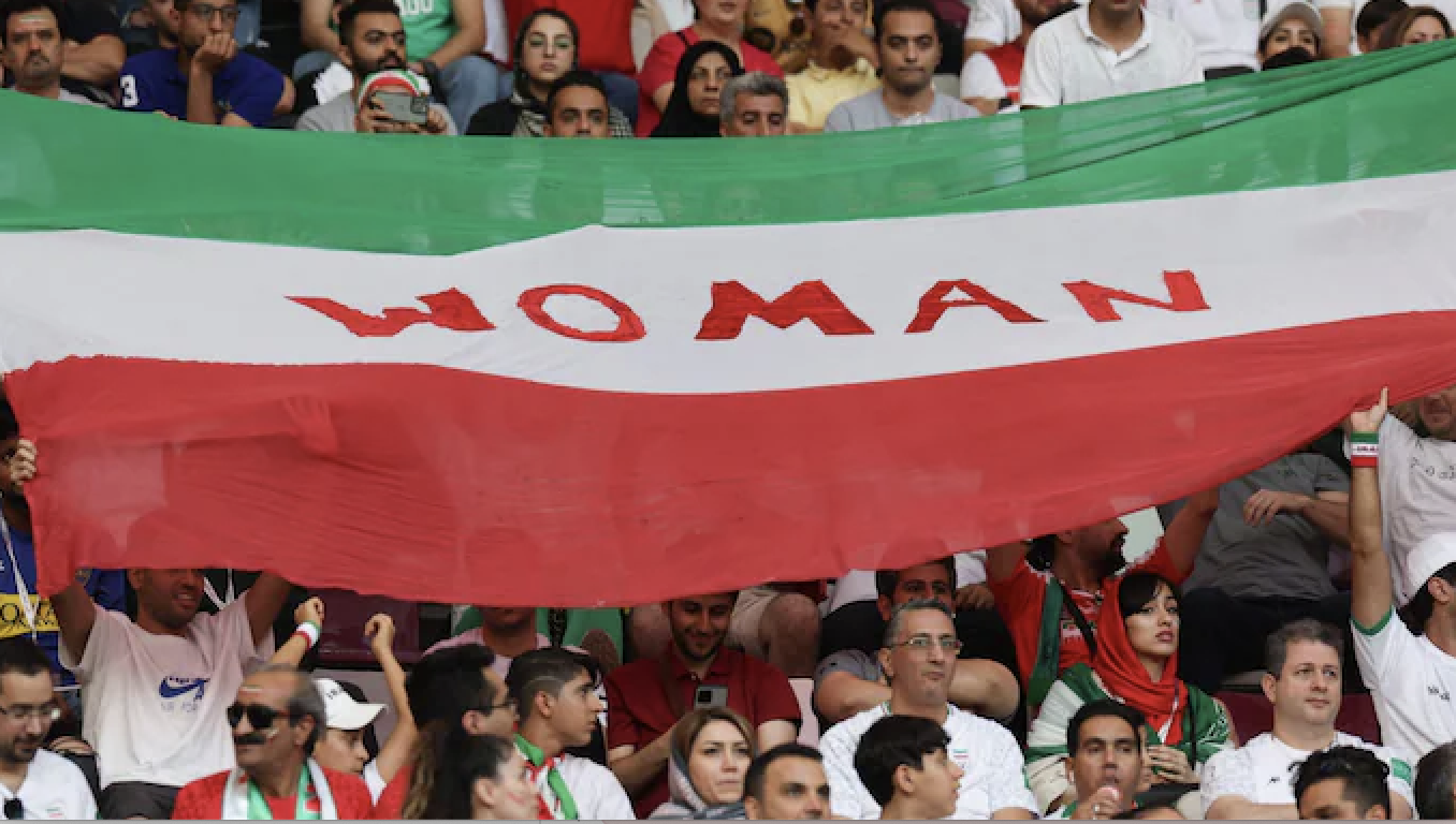 رسالة تضامن مع المرأة الإيرانية من مدرجات كأس العالم في قطر