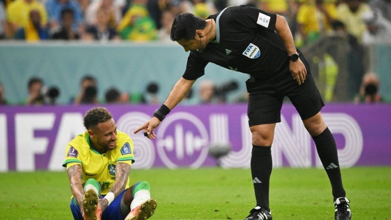 تعرّض البرازيلي نيمار لاصابة في كاحله الايمن خلال المباراة امام صربيا ضمن مونديال قطر 20212 