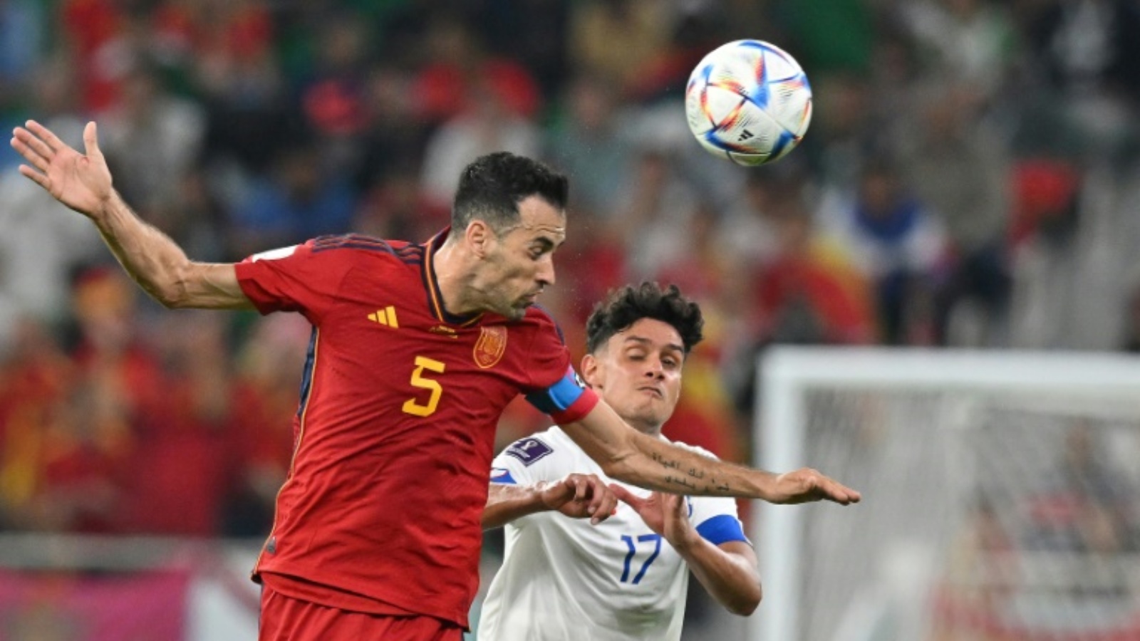 ضبط قائد إسبانيا سيرجيو بوسكيتس ايقاع خط الوسط في مباراة كوستاريكا خلال مونديال قطر 2022