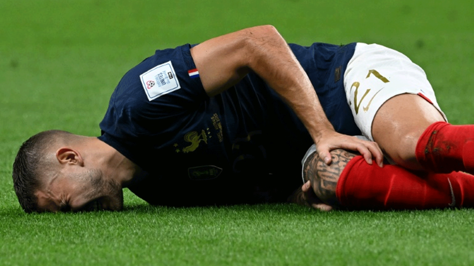 المدافع الفرنسي لوكا هرنانديز بعد اصابته في مواجهة أستراليا خلال مونديال 2022