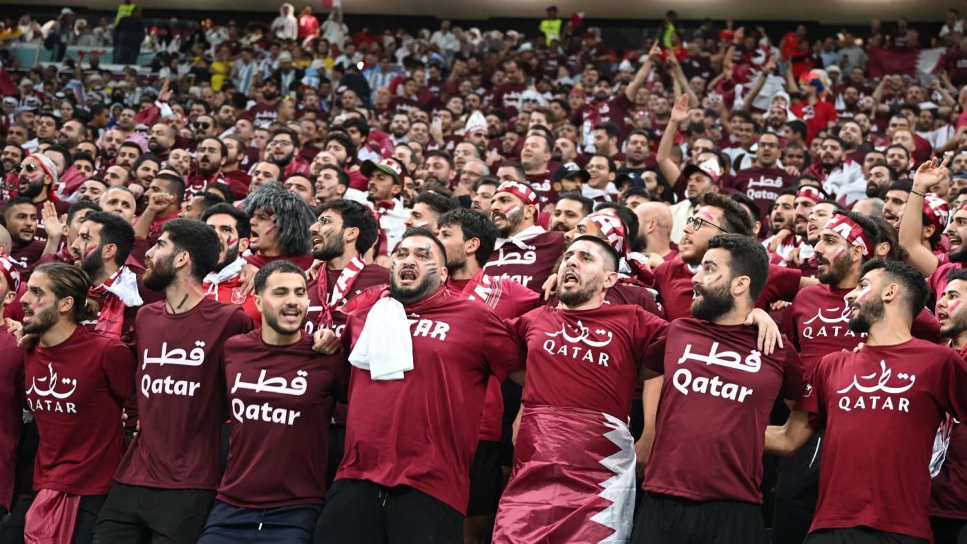 مشجعو قطر يهتفون لفريقهم قبل مباراتهم في المجموعة الأولى من كأس العالم 2022 مع الإكوادور في استاد البيت في الخور، شمال الدوحة، في 20 نوفمبر 2022
