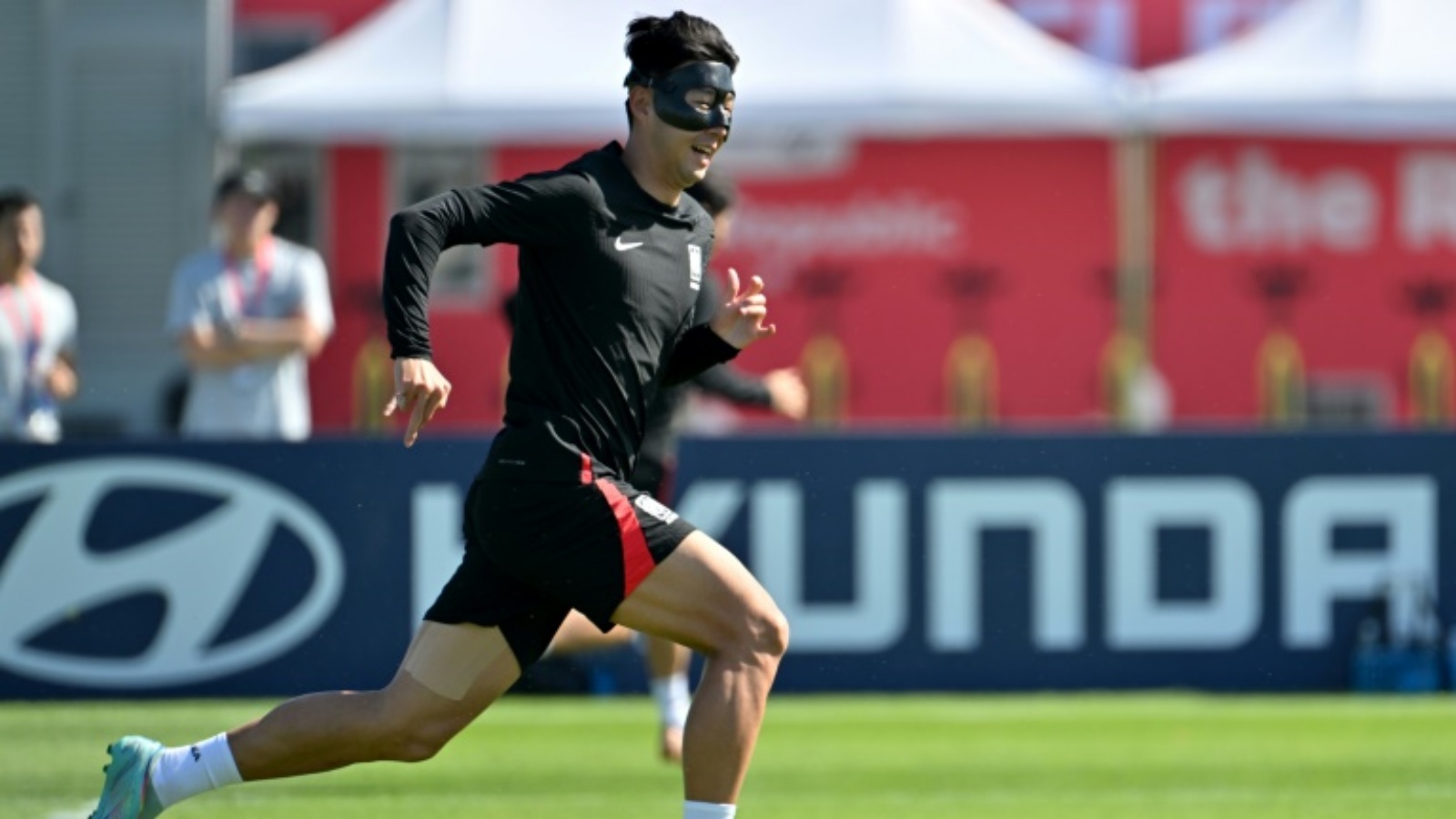 نجم المنتخب الكوري الجنوبي هيونغ-مين سون خلال التمارين في مونديال قطر. الدوحة في 23 نوفمبر 2022