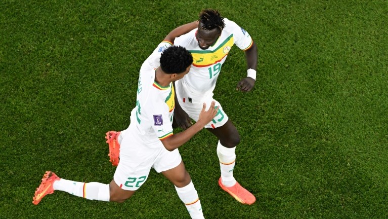 مهاجم السنغال فامارا دييدهو (يمين) محتفلا مع زميله ديالو بتسجيله الهدف الثاني ف يمرمى قطر ضمن مونديال 2022. 25 تشرين الثاني/نوفمبر 2022