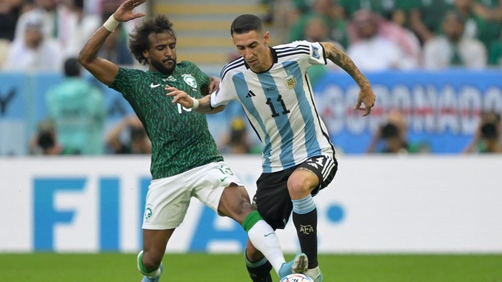 اللاعب السعودي ياسر الشهراني (الى اليسار) ينافس اللاعب الأرجنتيني أنخيل دي ماريا على الكرة خلال مباراة بين السعودية والأرجنتين على ملعب لوسيل في الدوحة في 22 نوفمبر 2022