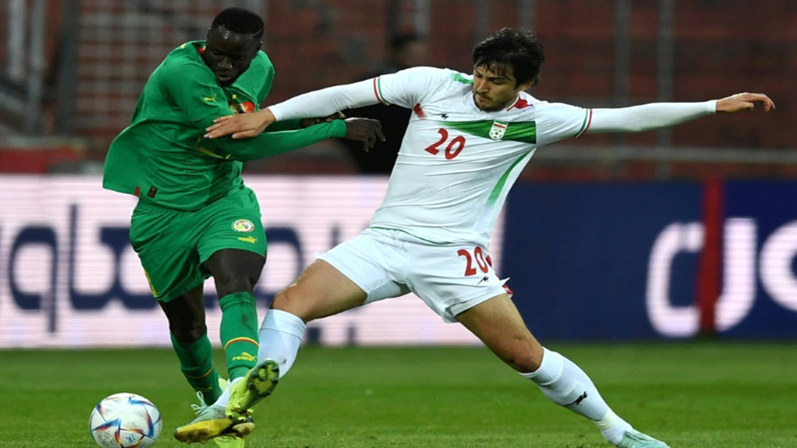 الايراني سردار آزمون (يمين) في مباراة السنغال الودية في النمسا في 27 أيلول/سبتمبر 2022