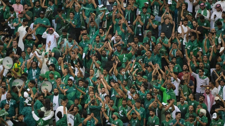 مشجعون للمنتخب السعودي يحتفلون بفوز الأخير على الأرجنتين في افتتاح منافسات المجموعة الثالثة بمونديال قطر، في 22 تشرين الثاني/نوفمبر 2022