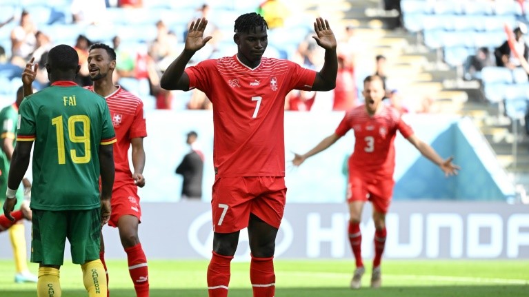 مهاجم سويسرا الكاميروني الأصل بريل إمبولو عقب تسجيله هدف الفوز في مرمى منتخب الكاميرون (1-صفر) في مونديال قطر بملعب الجنوب في الخور في 24 تشرين الثاني/نوفمبر 2022.