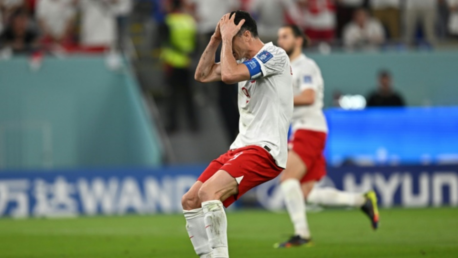 المهاجم البولندي روبرت ليفاندوفسكي بعد إهدار ركلة جزاء ضد المكسيك في دور المجموعات من مونديال قطر في 22 نوفمبر 2022