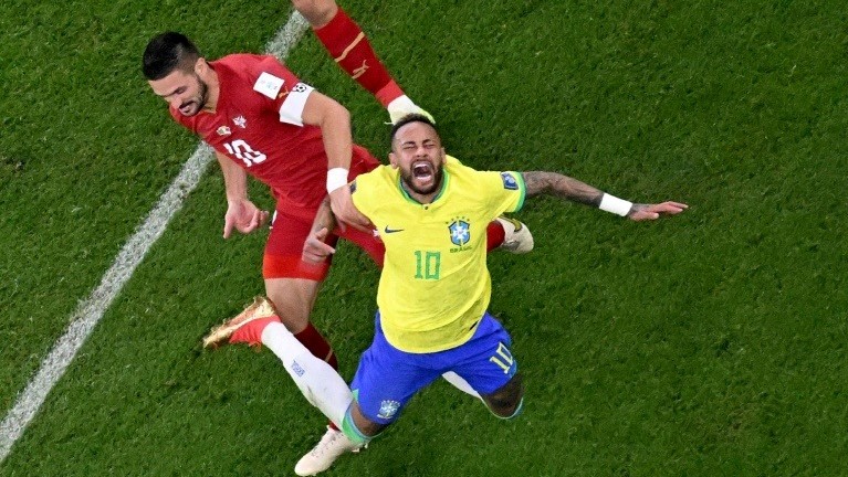 يسقط نيمار بعد تعرضه لعرقلة خلال مباراة البرازيل وصربيا على ملعب لوسيل بالدوحة في 24 نوفمبر 2022