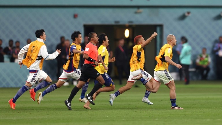 لاعبو منتخب اليابان يحتلفون في نهاية مباراة فريقهم ضد المانيا التي انتهت بفوزهم 2-1 في مونديال قطر 2022. 23 تشرين الثاني/نوفمبر 2022