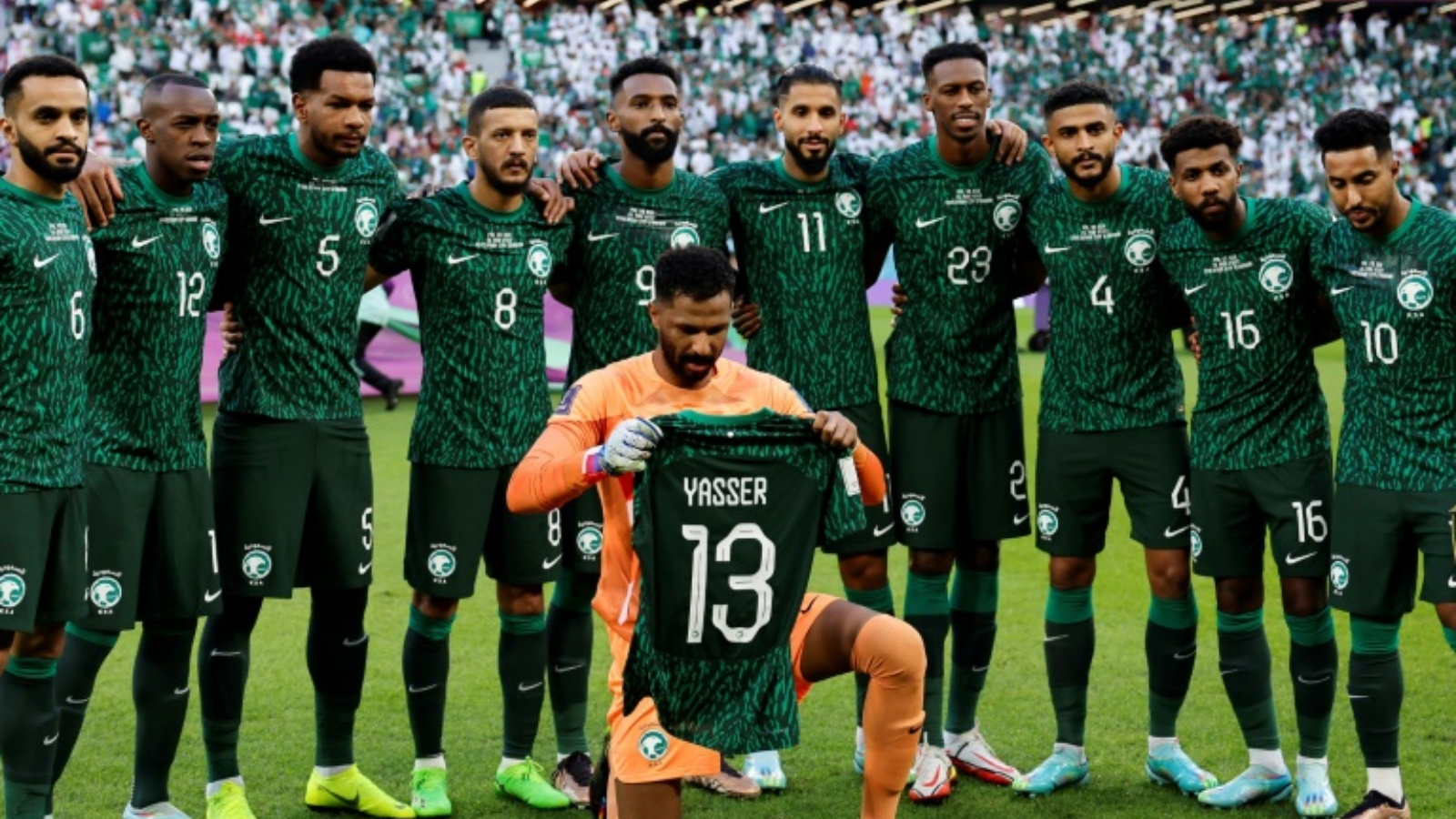 حارس السعودية محمد العويس يحمل قميص اللاعب المصاب ياسر الشهراني قبل مواجهة بولندا في مونديال قطر 2022