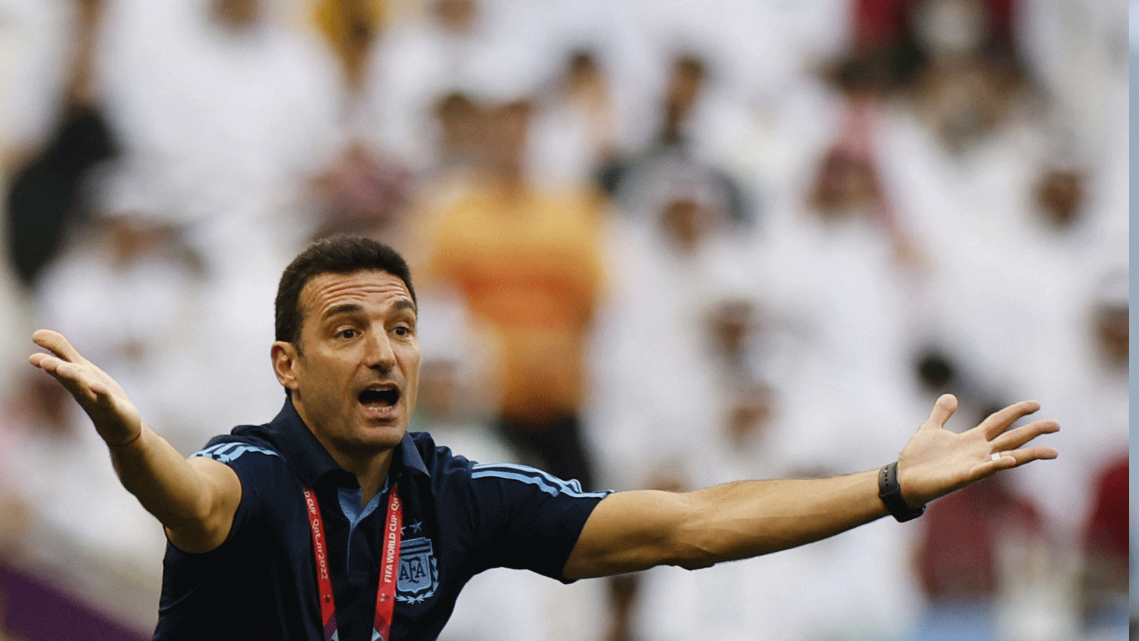 مدرب الأرجنتيني ليونيل سكالوني يحفّز اللاعبين خلال المباراة مع السعودية