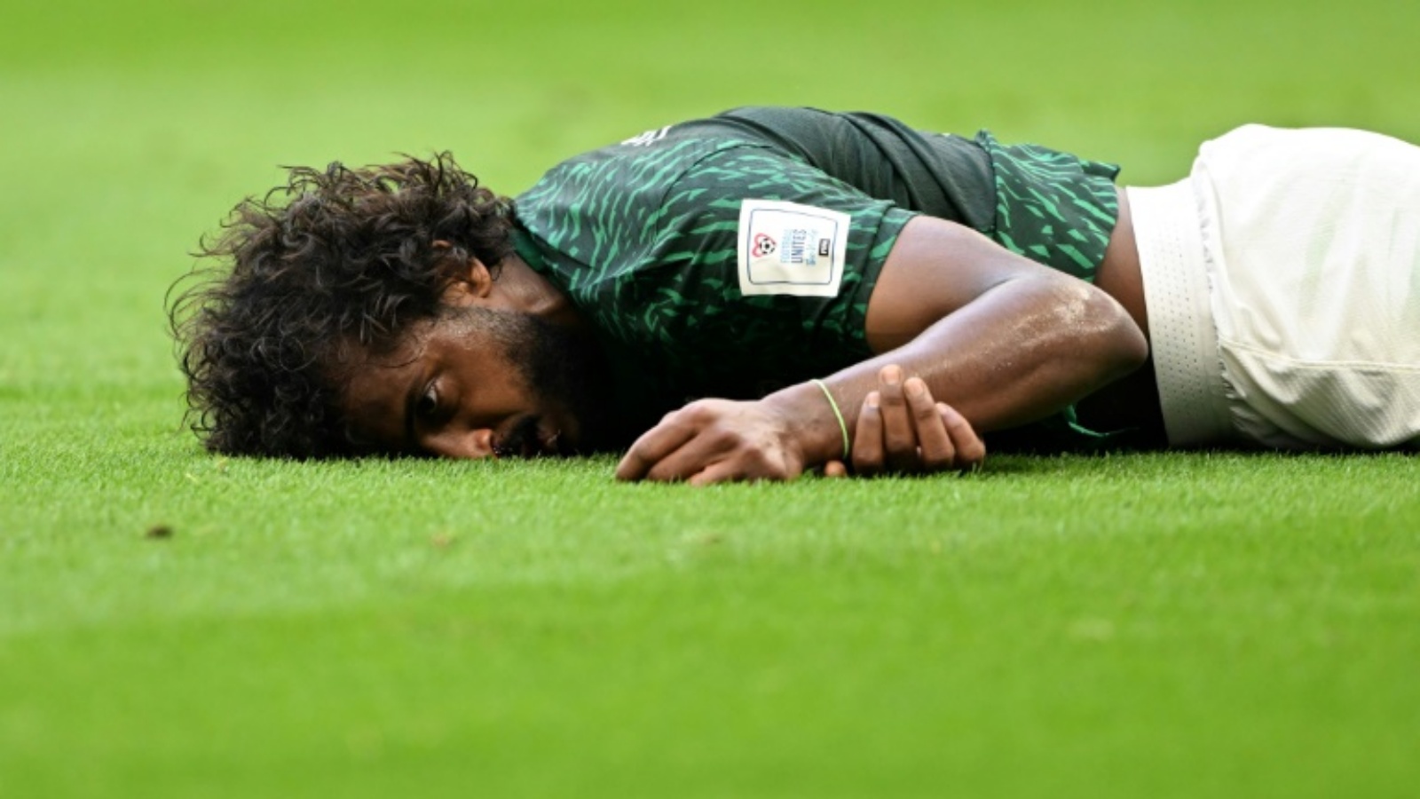 ظهير أيسر منتخب السعودية ياسر الشهراني ملقى على الأرض إثر إصابته بعد كرة مشتركة مع حارس مرماه محمد العويس خلال لقاء الأرجنتين في مونديال 2022. 22 نوفمبر 2022