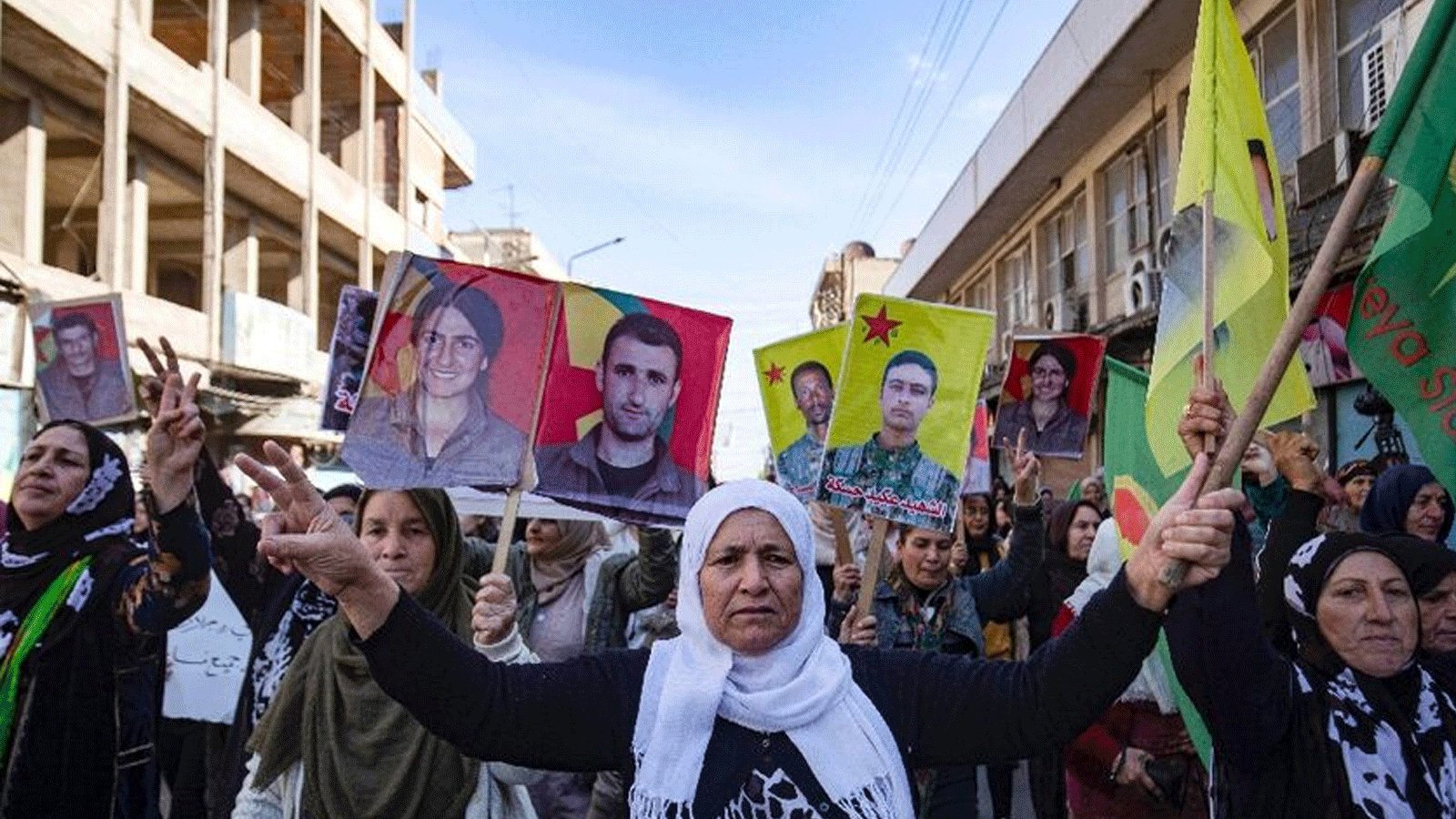 متظاهرون سوريون أكراد في القامشلي يرفعون صور قتلى الضربات التركية