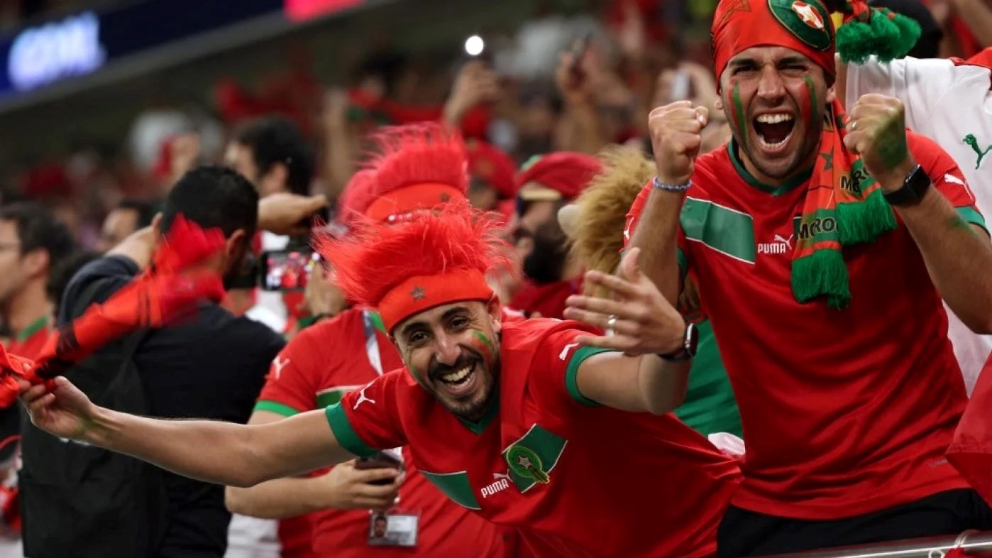 مشجعون مغاربة يهتفون خلال مباراة قطر 2022 في المجموعة السادسة لكرة القدم بين بلجيكا والمغرب في استاد الثمامة في الدوحة يوم 27 نوفمبر 2022