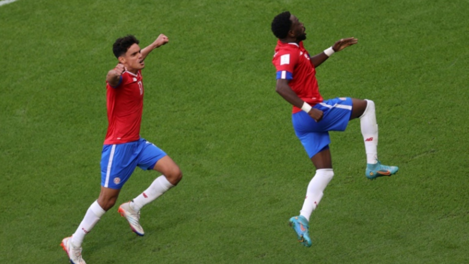 مدافع كوستاريكا كيشر فولر (يمين) يحتفل مع زميله يلتسين تيخيدا بتسجيله هدف المباراة الوحيد في مرمى اليابان ضمن مونديال 2022. 27 نوفمبر 2022